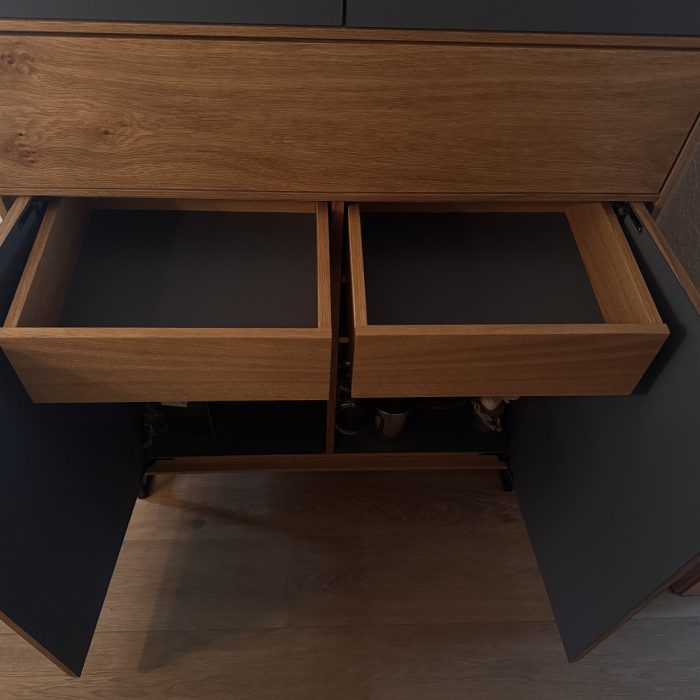 2 Schubkästen hinter Doppeltür