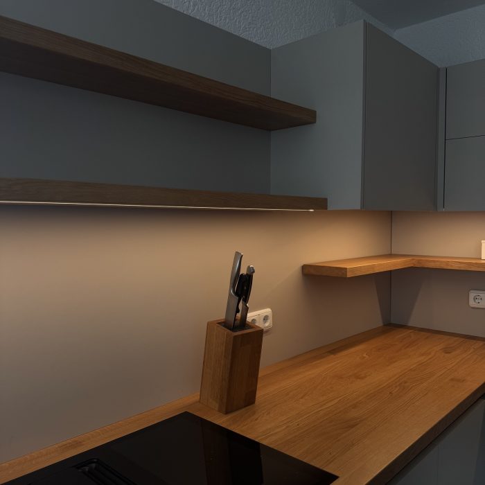 3 auf der Unterseite eingelassenes, dimmbares Led (Aufhellen!)