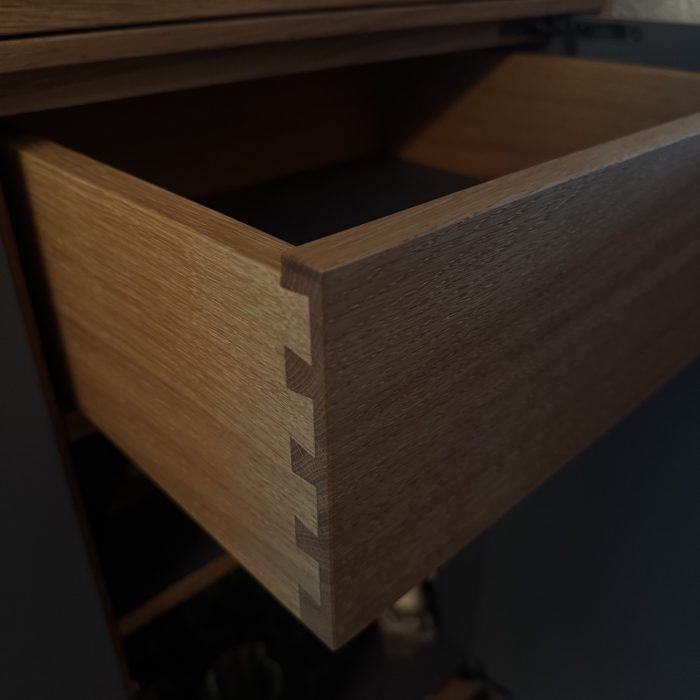 3 halbverdeckte Zinken am innenliegenden Schubkasten