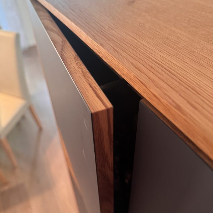 4 Türen grifflos zu Öffnen über Tip-On (Flecken auf Front!)