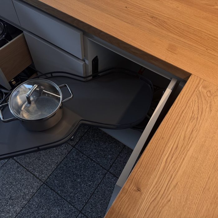 6 schwenkbarer Eckauszug für optimale Platznutzung