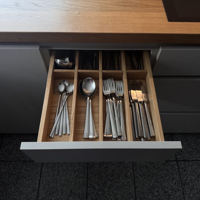 7 grifflose Fronten mit Griffmulden (Boden ändern!)